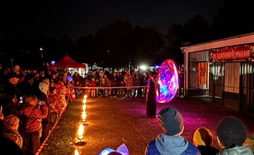 FOTO: Lampiónový sprievod rozžiaril ulice v Rači