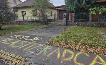 FOTO: Kriedový nápis na chodníku v Ružinove vyvolal susedský spor