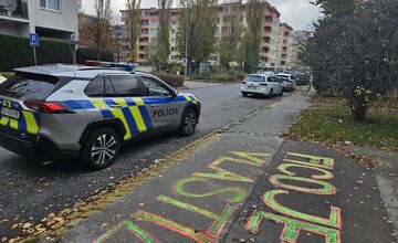 FOTO: Kriedový nápis na chodníku v Ružinove vyvolal susedský spor