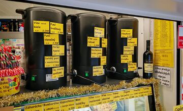 FOTO: Ceny a ponuka vo vianočnom stánku U Marečka vo Vrakuni