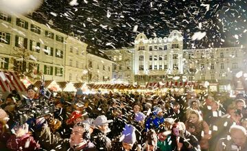 FOTO: Rozsvietenie vianočného stromčeka na Hlavnom námestí (2024)