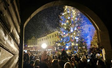 FOTO: Rozsvietenie vianočného stromčeka na Hlavnom námestí (2024)
