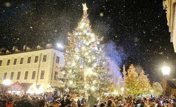 FOTO: Rozsvietenie vianočného stromčeka na Hlavnom námestí (2024)