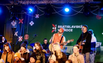 FOTO: Rozsvietenie vianočného stromčeka na Hlavnom námestí (2024)