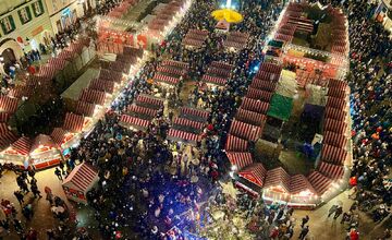 FOTO: Rozsvietenie vianočného stromčeka na Hlavnom námestí (2024)