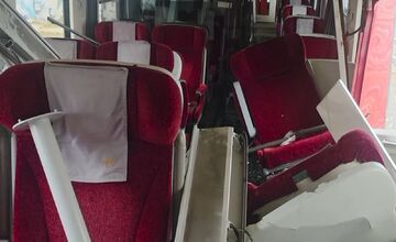 FOTO: Interiér zničeného vlaku Tatran po zrážke v Pezinku