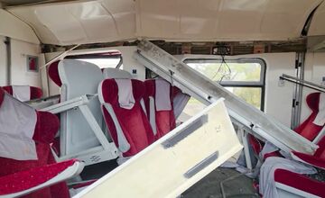 FOTO: Interiér zničeného vlaku Tatran po zrážke v Pezinku