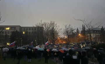 FOTO: Protesty a zhromaždenia v Bratislave a okolí. Námestie slobody bolo plné ľudí