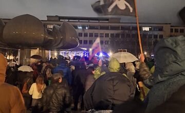 FOTO: Protesty a zhromaždenia v Bratislave a okolí. Námestie slobody bolo plné ľudí
