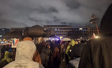 FOTO: Protesty a zhromaždenia v Bratislave a okolí. Námestie slobody bolo plné ľudí