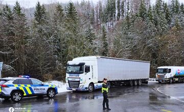 FOTO: Prvý sneh dorazil. Chaos na východe, kolóny na severe, juh stále čaká