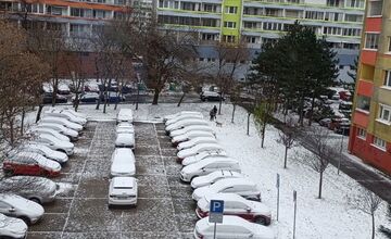FOTO: V Petržalke sa tešia prvej snehovej nádielke