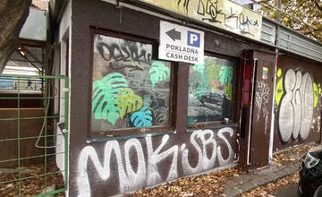 FOTO: Dáta bez pátosu upozorňujú na súkromné parkovisko pri Priori, zaplatíte 5 eur na hodinu