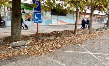 FOTO: Dáta bez pátosu upozorňujú na súkromné parkovisko pri Priori, zaplatíte 5 eur na hodinu