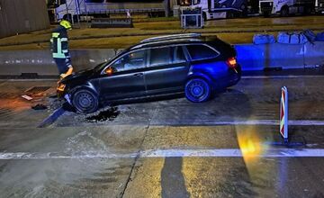 FOTO: Nočná nehoda v Kittsee, pre ktorú bolo počuť sirény v Petržalke