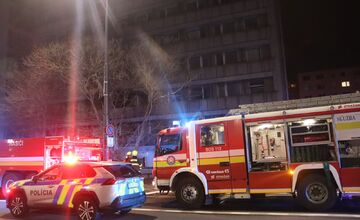 FOTO: Požiar bývalej policajnej ubytovni v Dúbravke