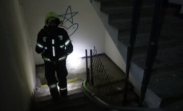 FOTO: Požiar bývalej policajnej ubytovni v Dúbravke