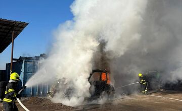 FOTO: Požiar pracovného stroja v obci Závod