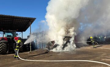 FOTO: Požiar pracovného stroja v obci Závod
