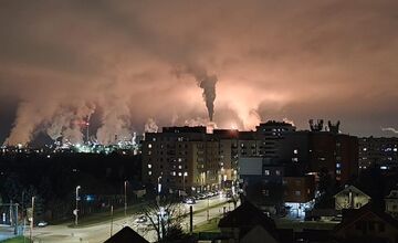 FOTO: Ružinovčania vo veľkom fotili žiaru v Slovnafte