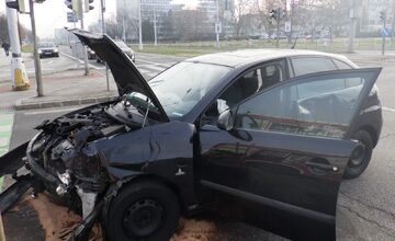 FOTO: Ranná nehoda na križovatke Ružinovská – Tomášikova