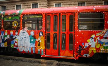 FOTO: Vianočná električka v Bratislave 2025