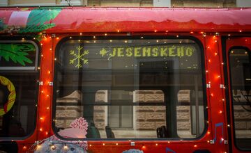 FOTO: Vianočná električka v Bratislave 2025