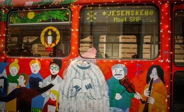 FOTO: Vianočná električka v Bratislave 2025