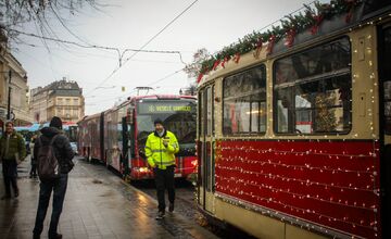 FOTO: Vianočná električka v Bratislave 2025