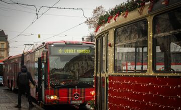 FOTO: Vianočná električka v Bratislave 2025