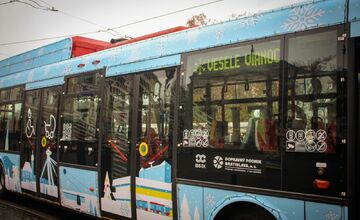 FOTO: Vianočná električka v Bratislave 2025