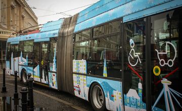FOTO: Vianočná električka v Bratislave 2025
