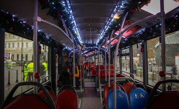 FOTO: Vianočná električka v Bratislave 2025