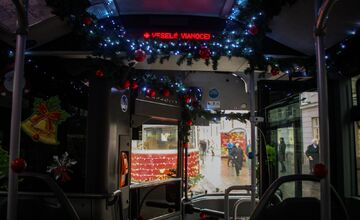 FOTO: Vianočná električka v Bratislave 2025