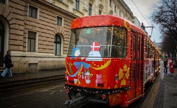 FOTO: Vianočná električka v Bratislave 2025