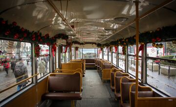 FOTO: Vianočná električka v Bratislave 2025