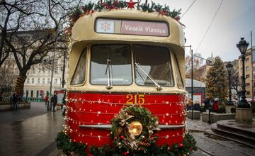 FOTO: Vianočná električka v Bratislave 2025