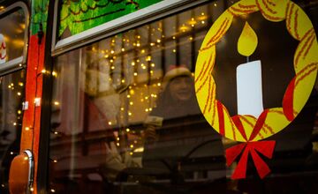 FOTO: Vianočná električka v Bratislave 2025