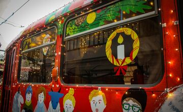 FOTO: Vianočná električka v Bratislave 2025