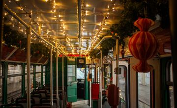 FOTO: Vianočná električka v Bratislave 2025