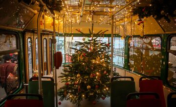 FOTO: Vianočná električka v Bratislave 2025