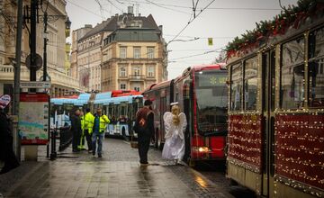 FOTO: Vianočná električka v Bratislave 2025