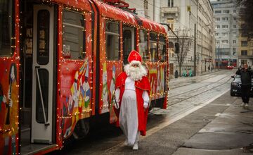 FOTO: Vianočná električka v Bratislave 2025