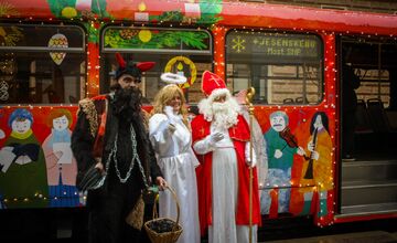 FOTO: Vianočná električka v Bratislave 2025