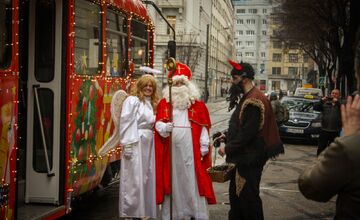 FOTO: Vianočná električka v Bratislave 2025