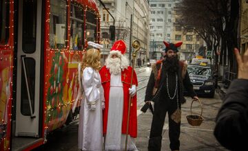 FOTO: Vianočná električka v Bratislave 2025