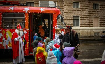 FOTO: Vianočná električka v Bratislave 2025