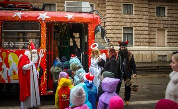 FOTO: Vianočná električka v Bratislave 2025