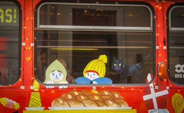 FOTO: Vianočná električka v Bratislave 2025