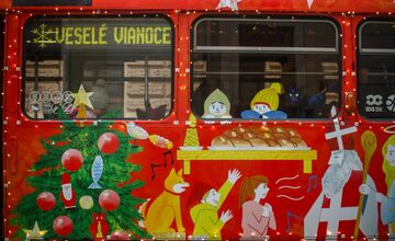 FOTO: Vianočná električka v Bratislave 2025